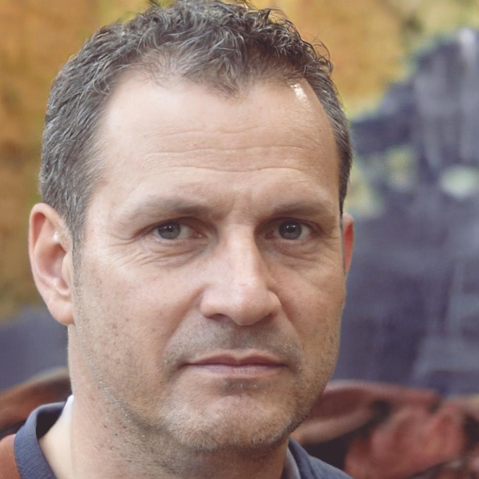 Portrait de Marc, entrepreneur satisfait